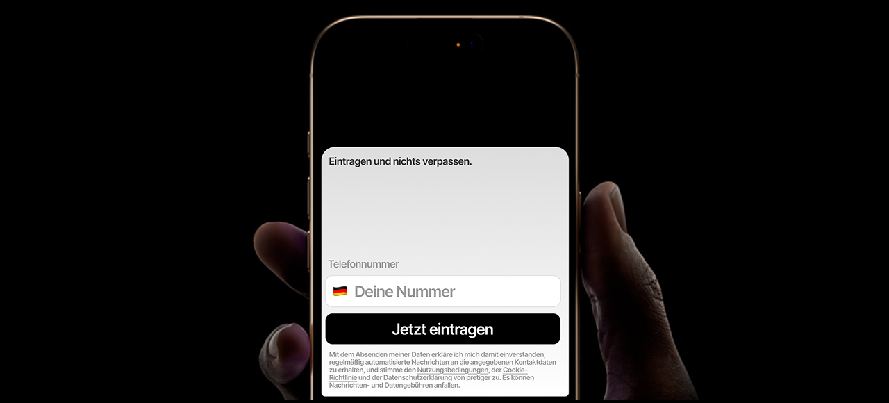 Hand hält ein Smartphone mit Wartelistenformular